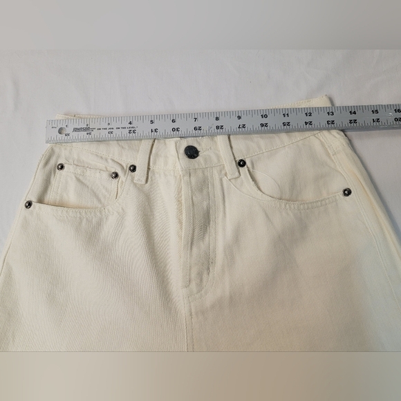 PISTOLA size 26 waist 4 button fly, light whiskering on pockets and crop hem - Picture 6 of 9